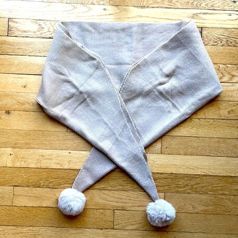 𝅺🤍 Charming winter scarf in beige with pompons